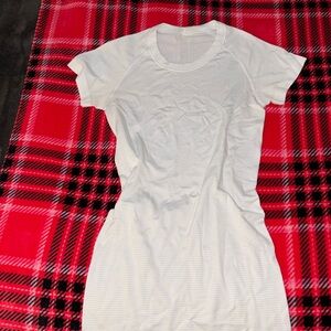 Lululemon Swiftly Tech Short-Sleeve Shirt 2.0
Hip Length